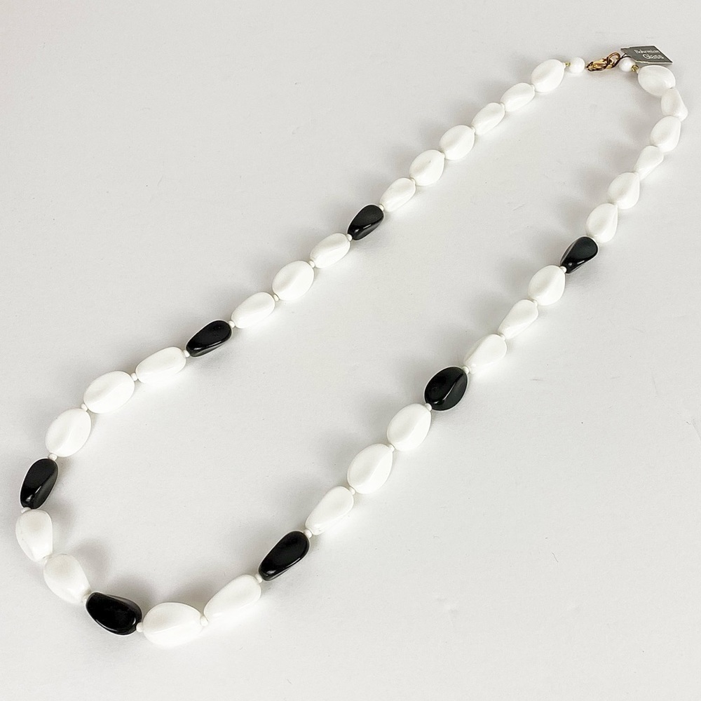 SALE 🛍️ 🆕 NWT Bohemian Glass beaded Glass necklace Black + White Vintage